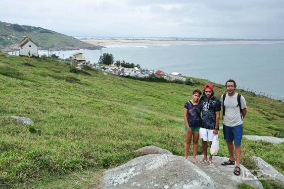 Com o João Pedro e a Bruna, caminhando nas trilhas do morro onde está o Farol de Santa Marta, litoral sul de Santa Catarina